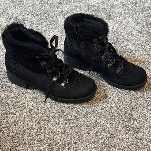 Earth Origins Black Lace Up Boots with Fur Trim
